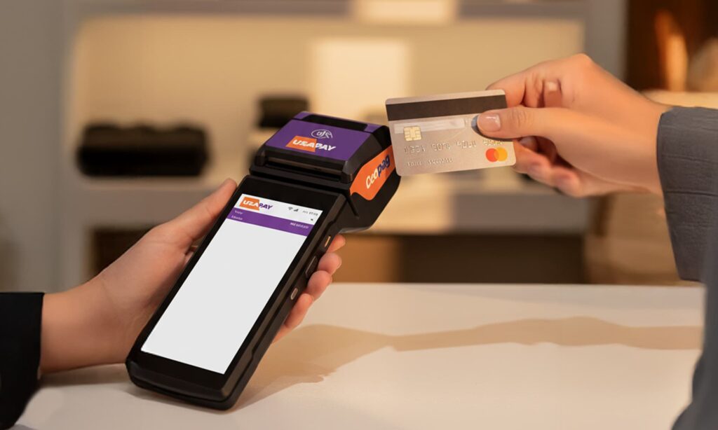 Cliente usando a maquininha de cartão UsaPay para pagamento com cartão